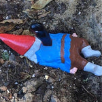 Gartenzwerg mit Messer im Rücken - Vignette | GZLustig