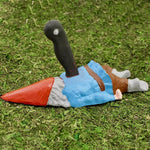 Gartenzwerg mit Messer im Rücken - Vignette | GZLustig