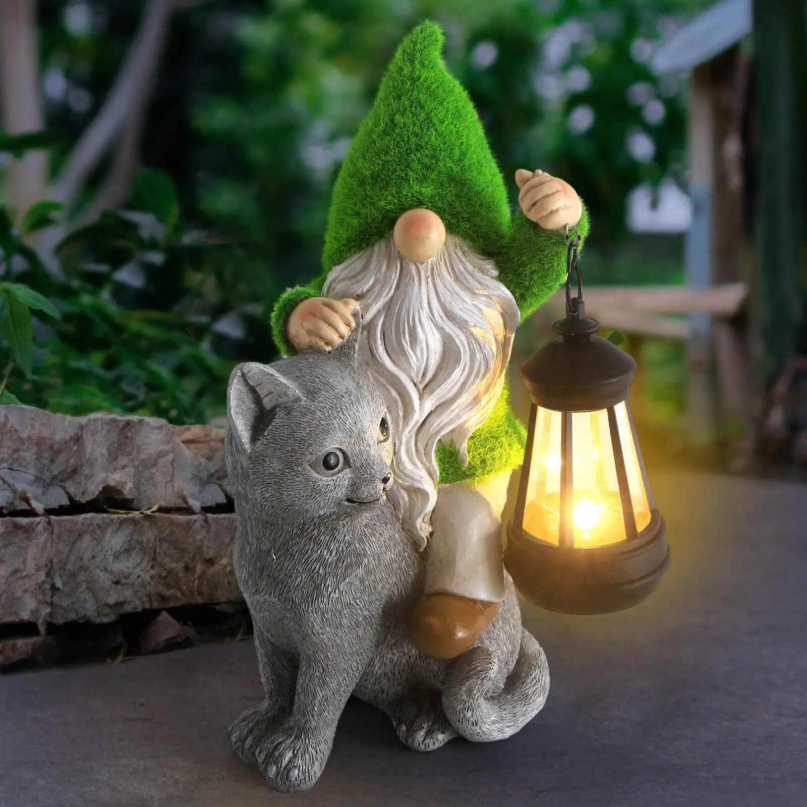 Gartenzwerg auf Katze