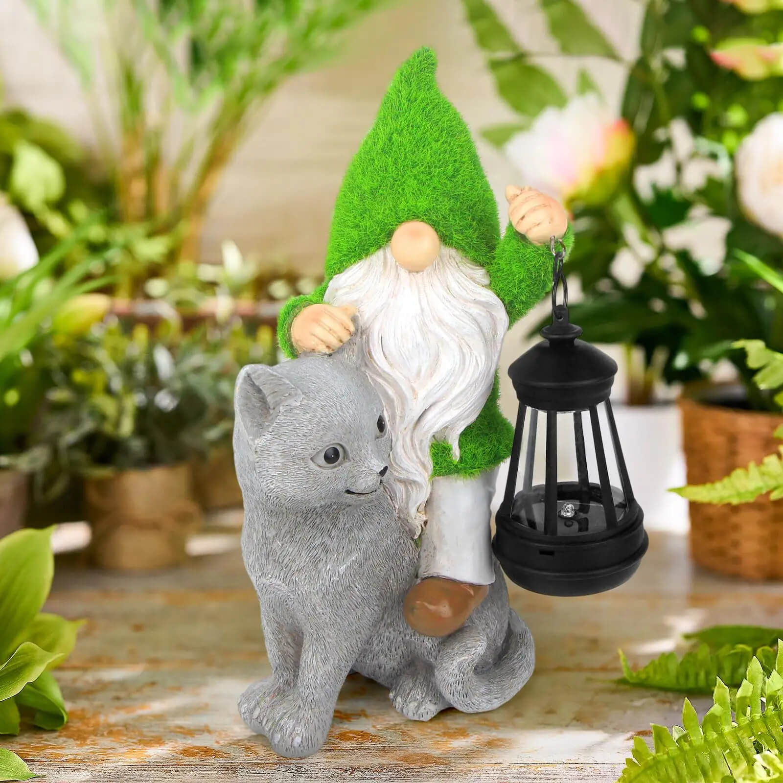 Gartenzwerg auf Katze
