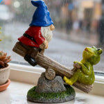 Gartenzwerg mit Frosch auf Wippe - Vignette | GZLustig