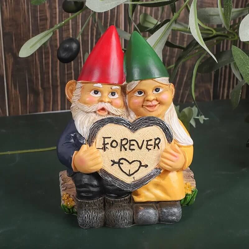 Liebevolles Gartenzwerg Paar mit Herz • Romantische Resin Statue für Haus- & Gartendekoration