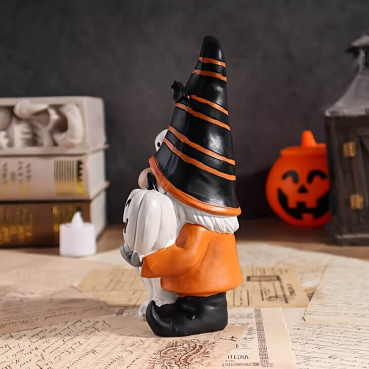 Halloween-Zwerg Auf Kürbis Sitzend – Dekorative Figur Für Halloween-Deko