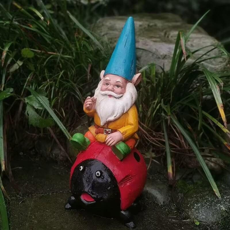 Gartenzwerg auf Marienkäfer