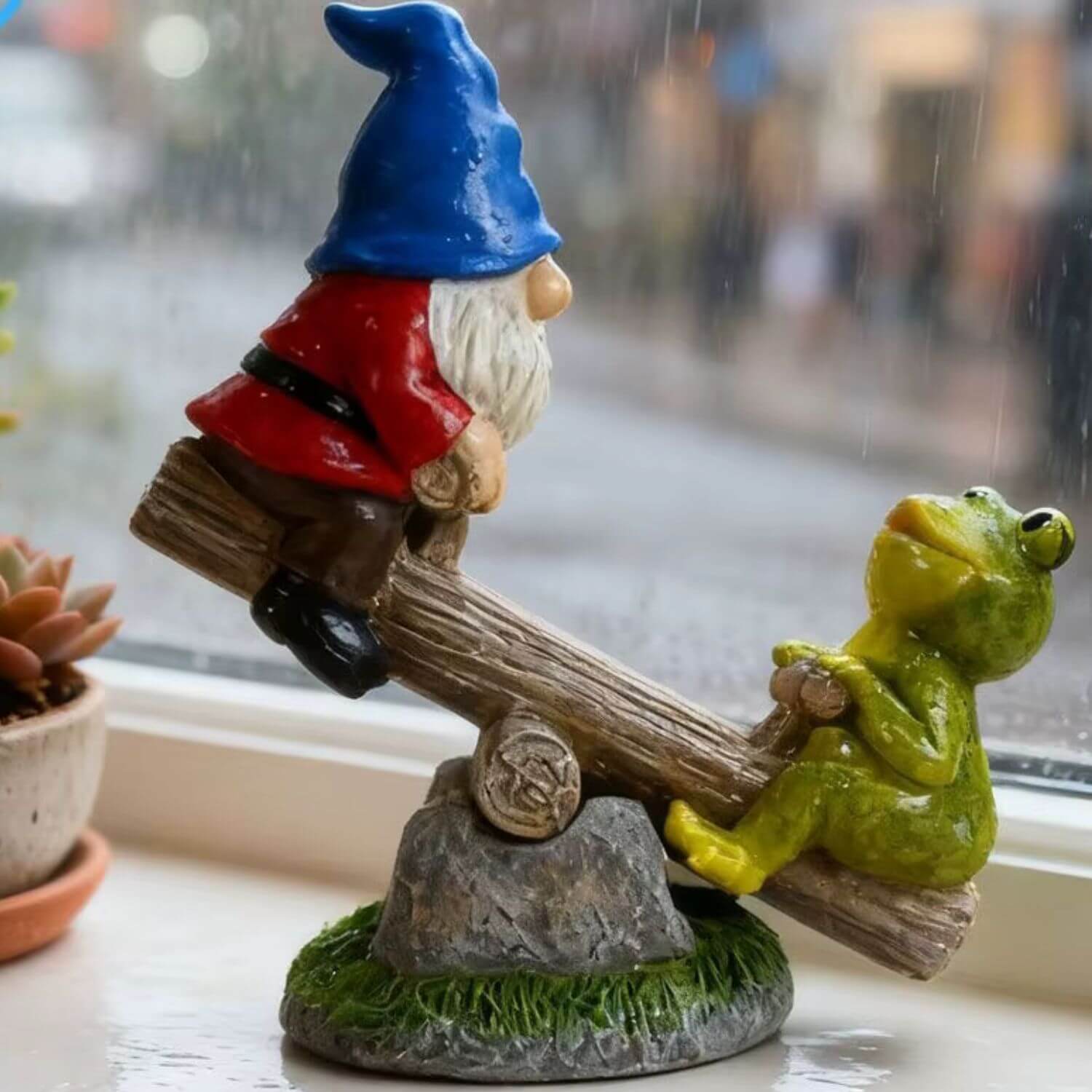 Gartenzwerg mit Frosch auf Wippe