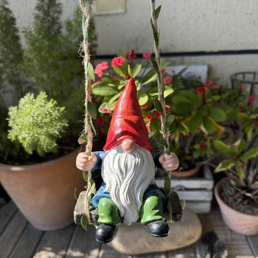 Hängender Gartenzwerg auf Schaukel