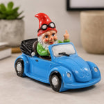 Gartenzwerg im Auto mit Mittelfinger - Vignette | GZLustig